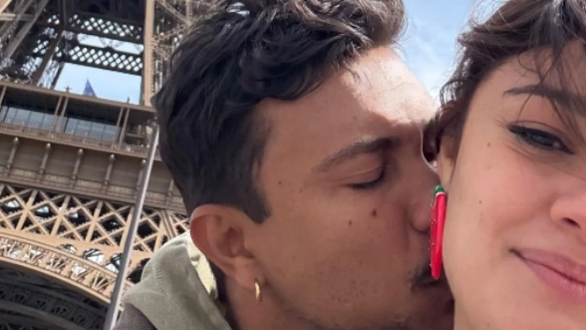 Xamã e Sophie Charlotte posam juntos em clima de romance em Paris