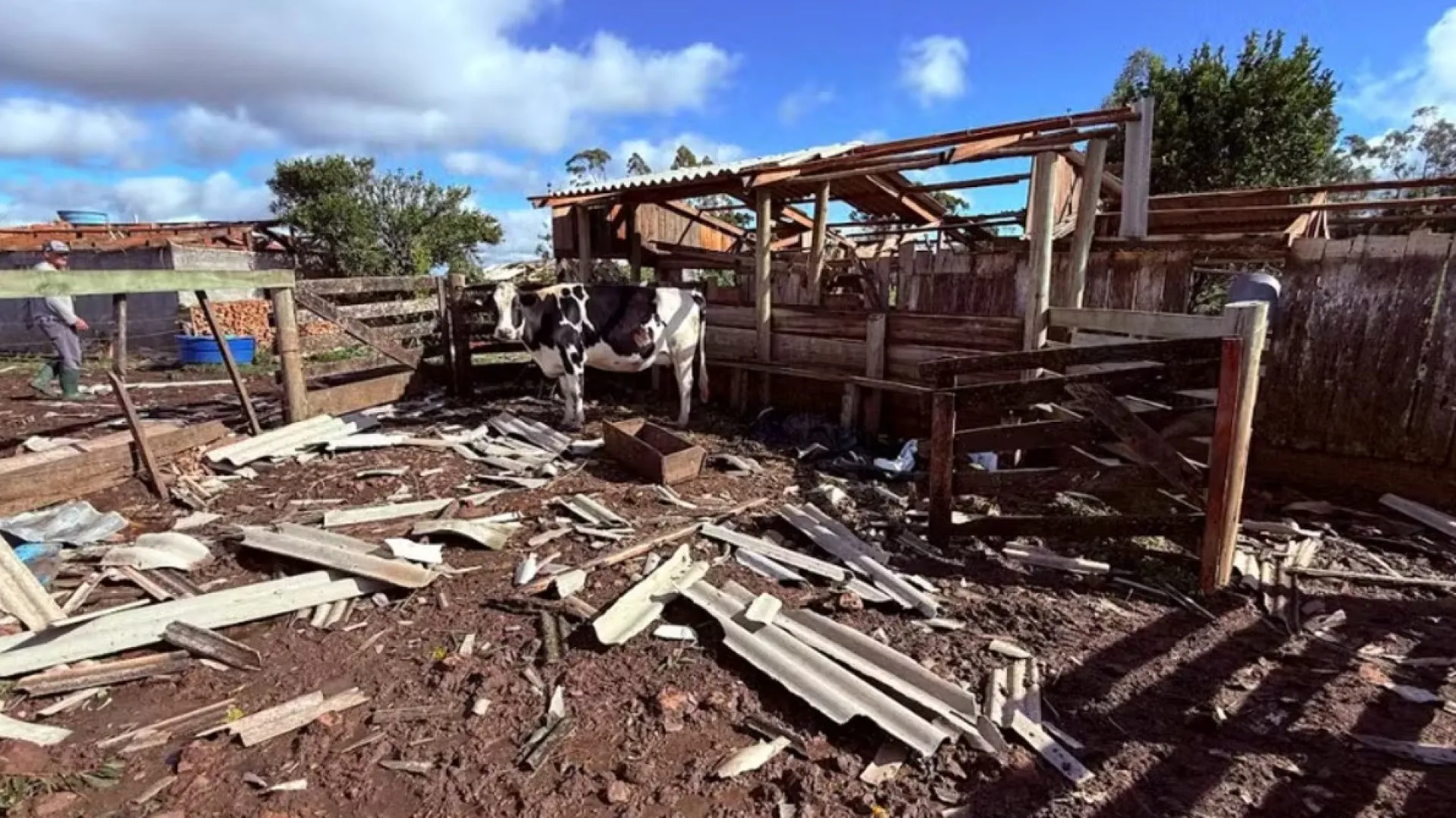 Tornado destrói pavilhão e danifica 285 casas no Rio Grande do Sul