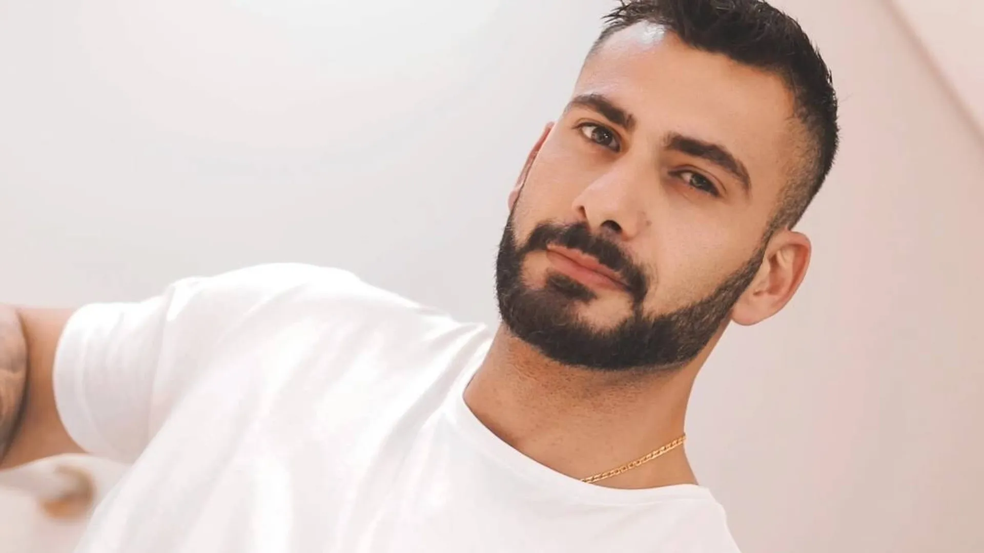 Ex-BBB Nizam anuncia morte da mãe