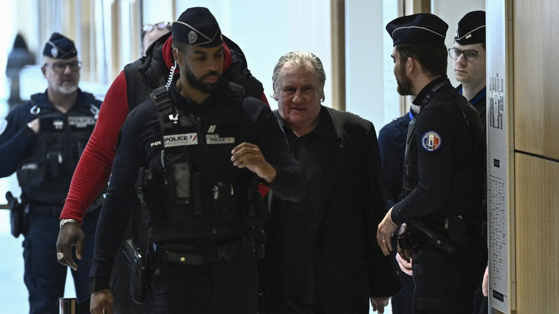Gérard Depardieu é condenado por agressão sexual na França