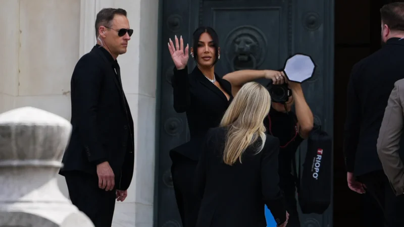Kim Kardashian depõe em Paris no julgamento sobre roubo milionário