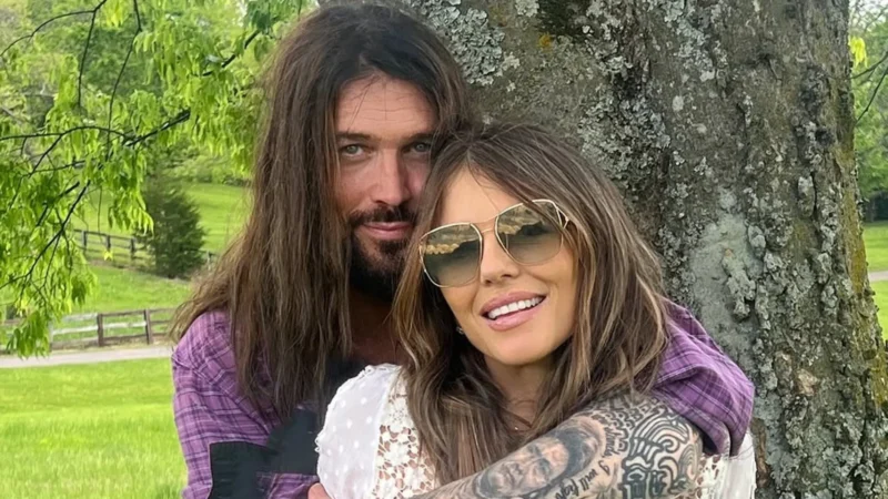 Elizabeth Hurley comenta romance com Billy Ray Cyrus