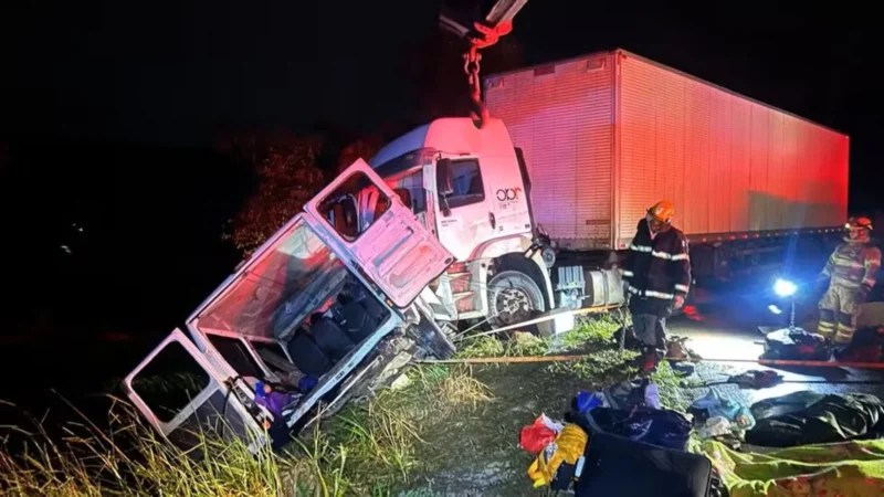 Colisão entre caminhão e van deixa nove mortos em Minas Gerais