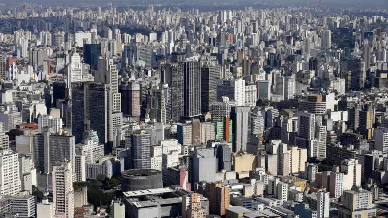 Cientistas analisaram por 2 anos a água da chuva de SP e se surpreenderam com o que encontraram