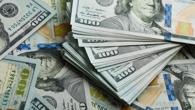 Dólar abre em leve alta na véspera de decisões do Banco Central e do Fed