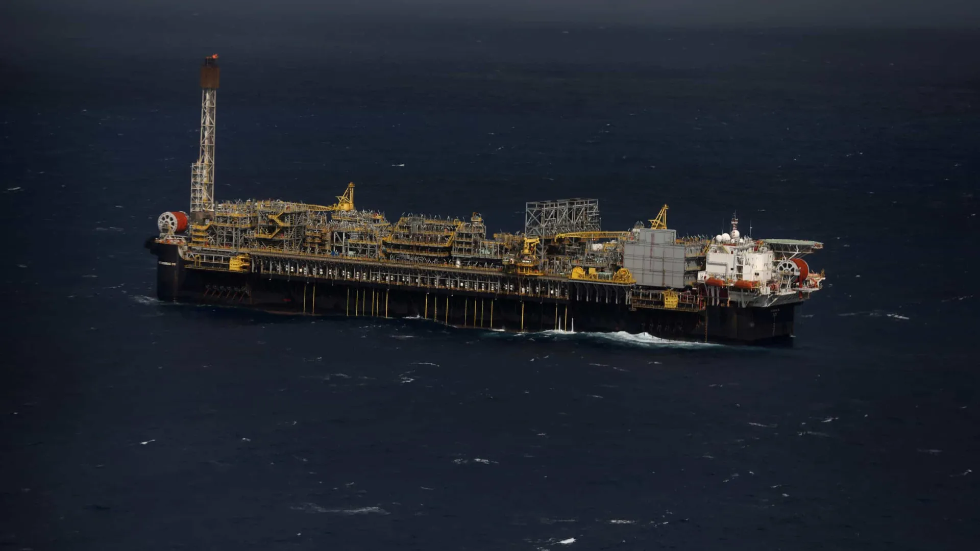 Preço do petróleo tende a subir com ataque dos EUA ao Irã, afirma Durigan