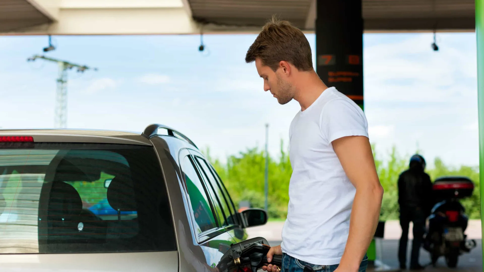 Gasolina fica 5,6% mais barata para distribuidoras e deve impactar inflação