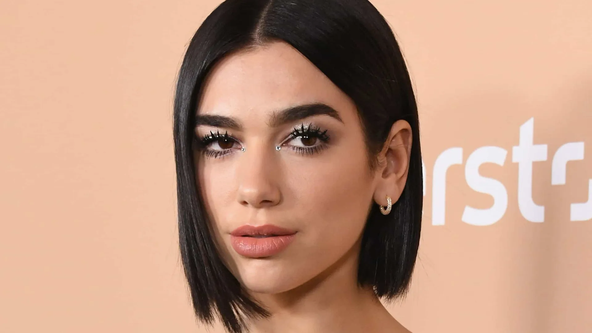 Dua Lipa confirma noivado com Callum Turner