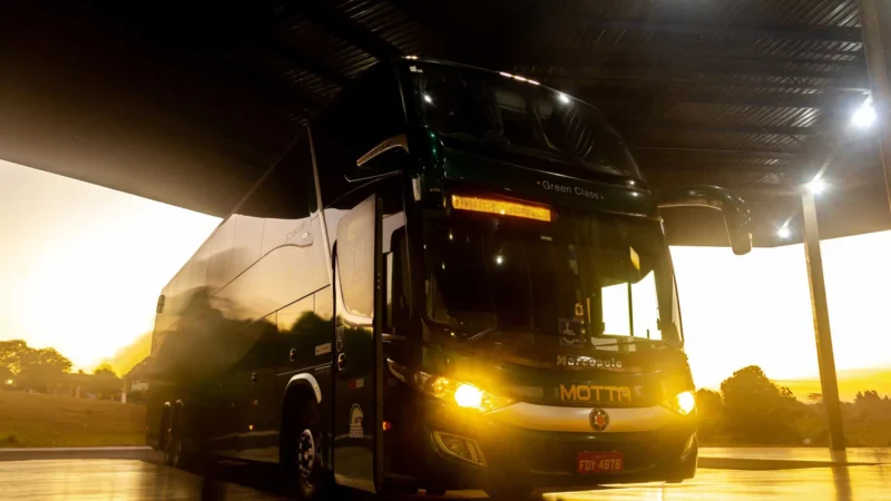 Motorista de ônibus e passageiro são baleados em operação contra facção no RJ