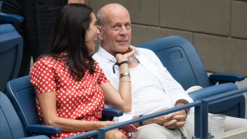 Esposa de Bruce Willis compartilha foto de ator com filha e desabafa: ‘Podia ser diferente’