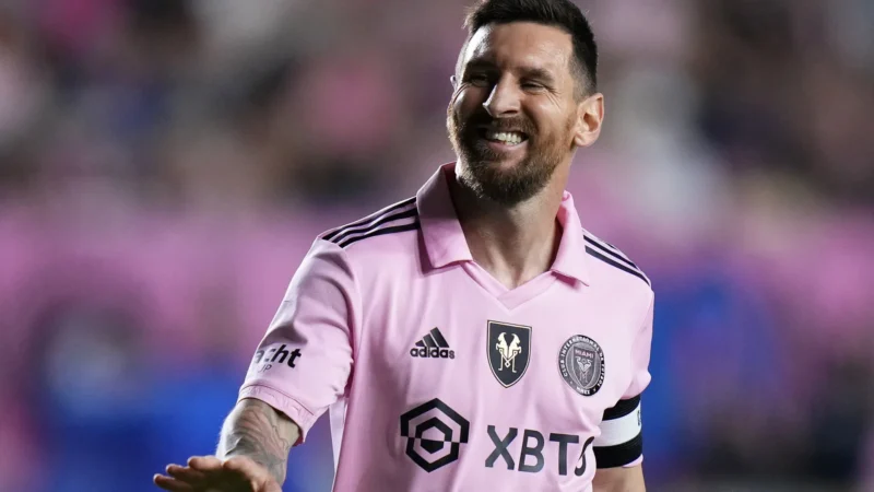 Messi chega ‘pé no chão’ ao Mundial em retorno aos holofotes após 3 anos