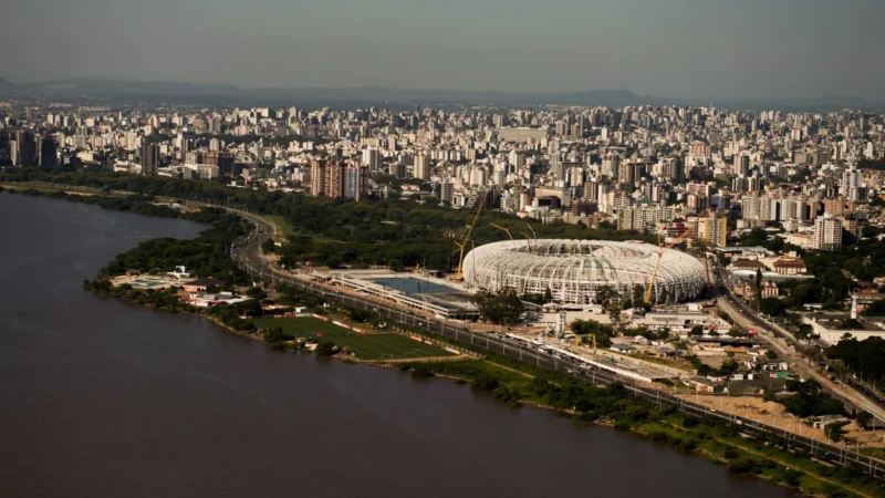Lago Guaíba atinge cota de inundação por alguns minutos em Porto Alegre