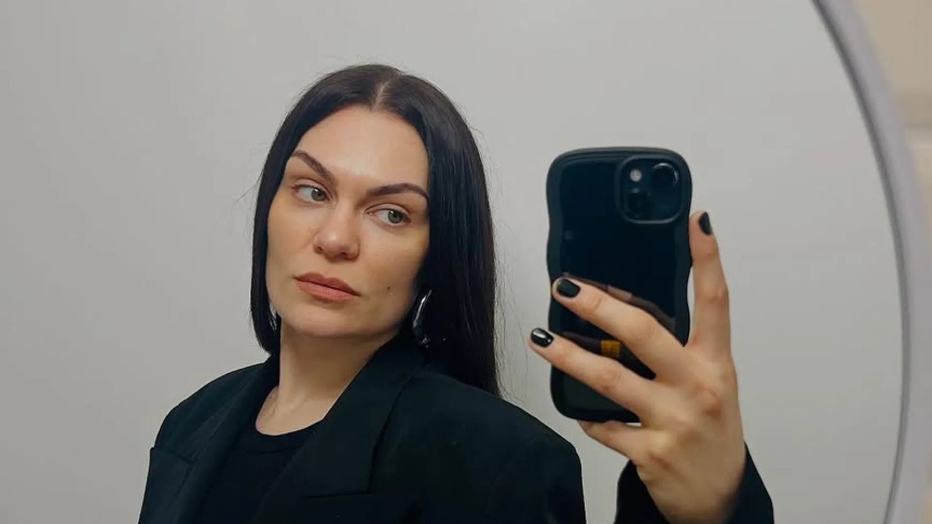 Jessie J revela diagnóstico de câncer de mama e passará por cirurgia