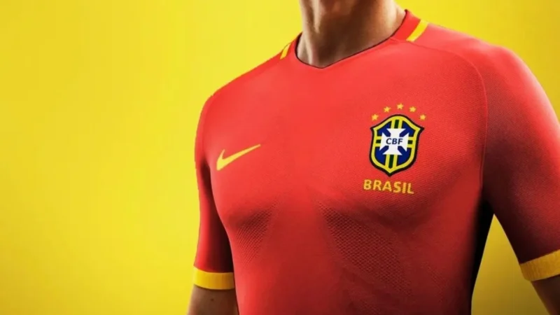 Polícia apreende uniforme vermelho pirata da seleção vendido no Brás