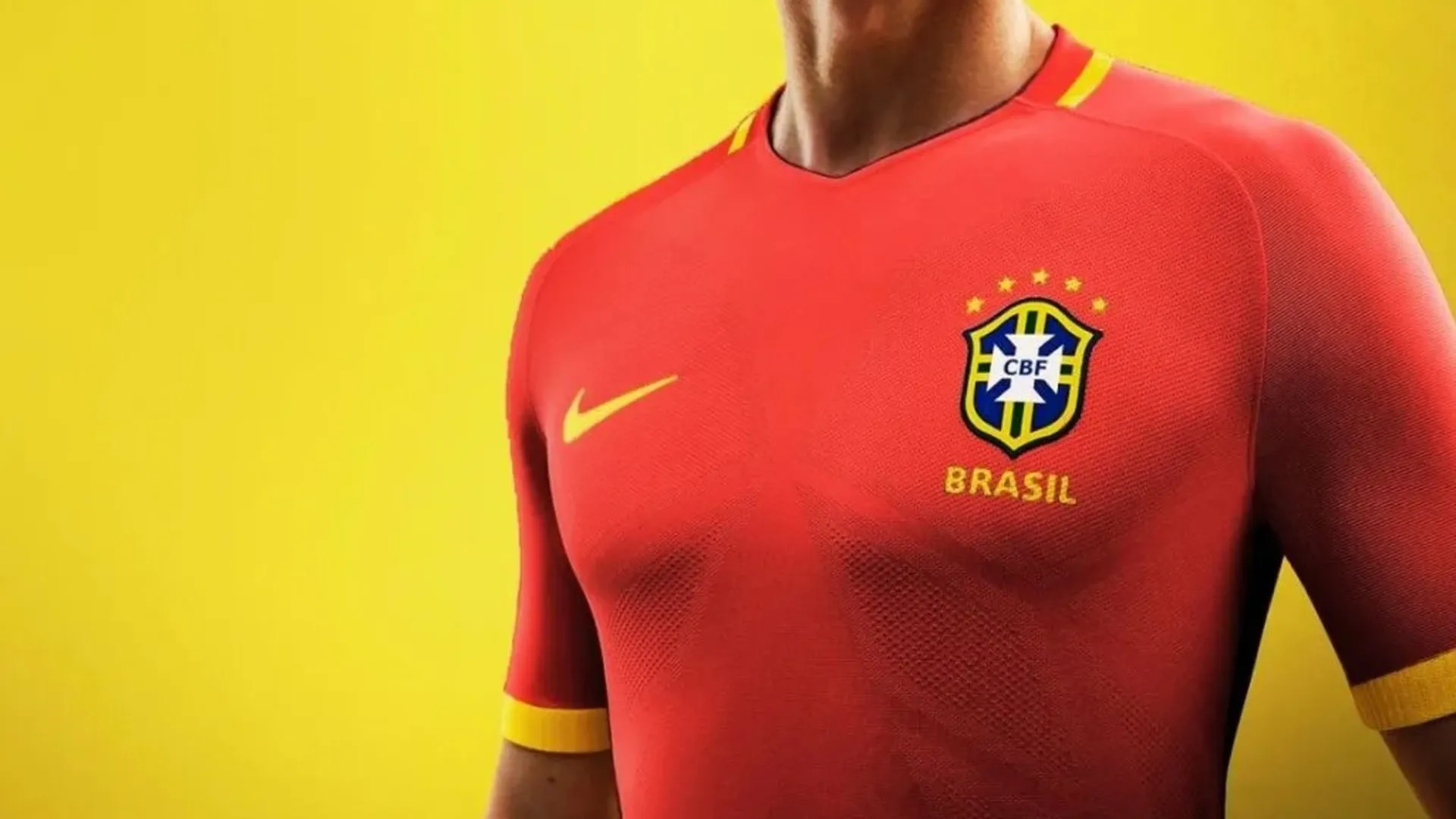 Polícia apreende uniforme vermelho pirata da seleção vendido no Brás