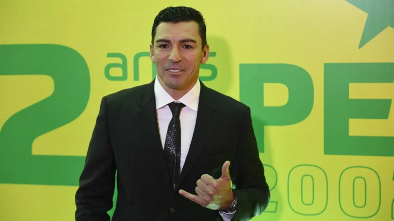 Ex-zagueiro Lúcio mostra avanço na fisioterapia em hospital após acidente