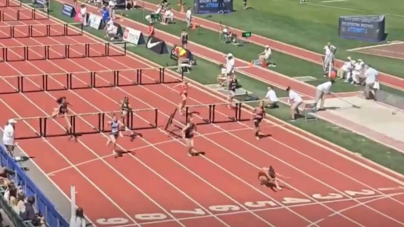 Atleta vence prova de 100m com barreiras mesmo após tropeçar e cruzar a linha com cambalhotas