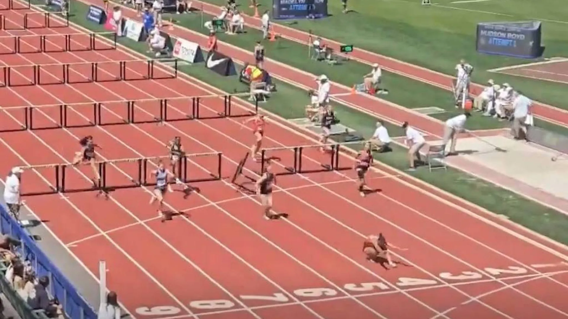 Atleta vence prova de 100m com barreiras mesmo após tropeçar e cruzar a linha com cambalhotas