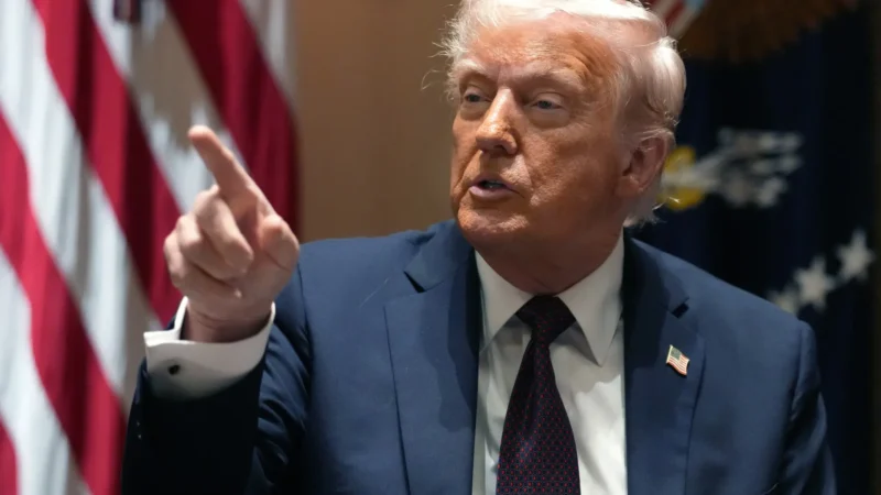 Trump volta a atacar Powell e cobra corte de 1 ponto porcentual nos juros nos EUA pelo Fed