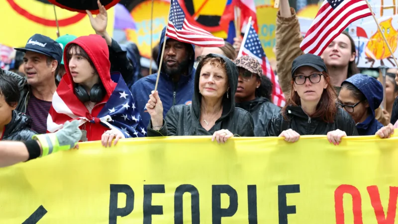 Celebridades participam de manifestações anti-Trump nos Estados Unidos