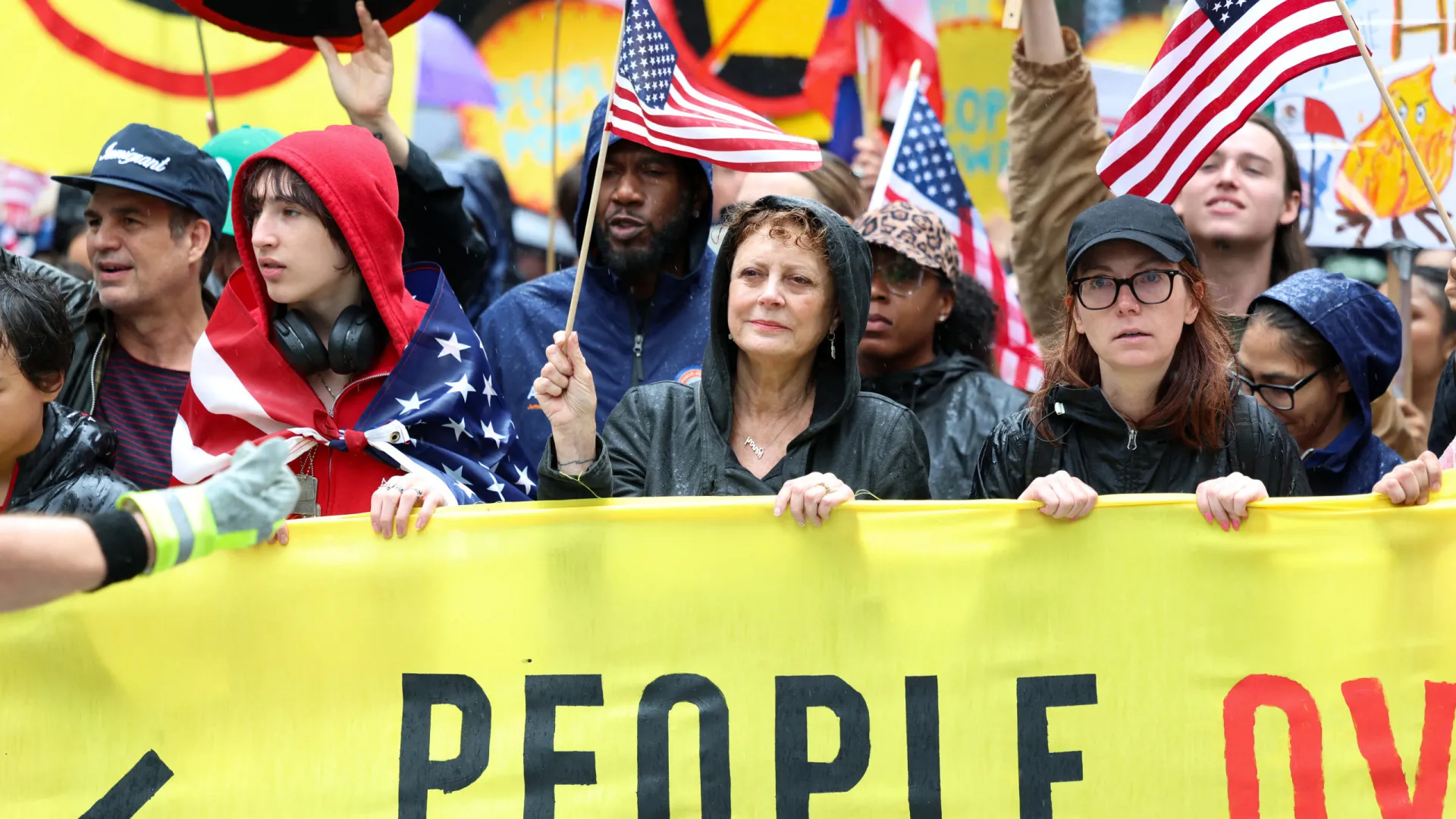 Celebridades participam de manifestações anti-Trump nos Estados Unidos