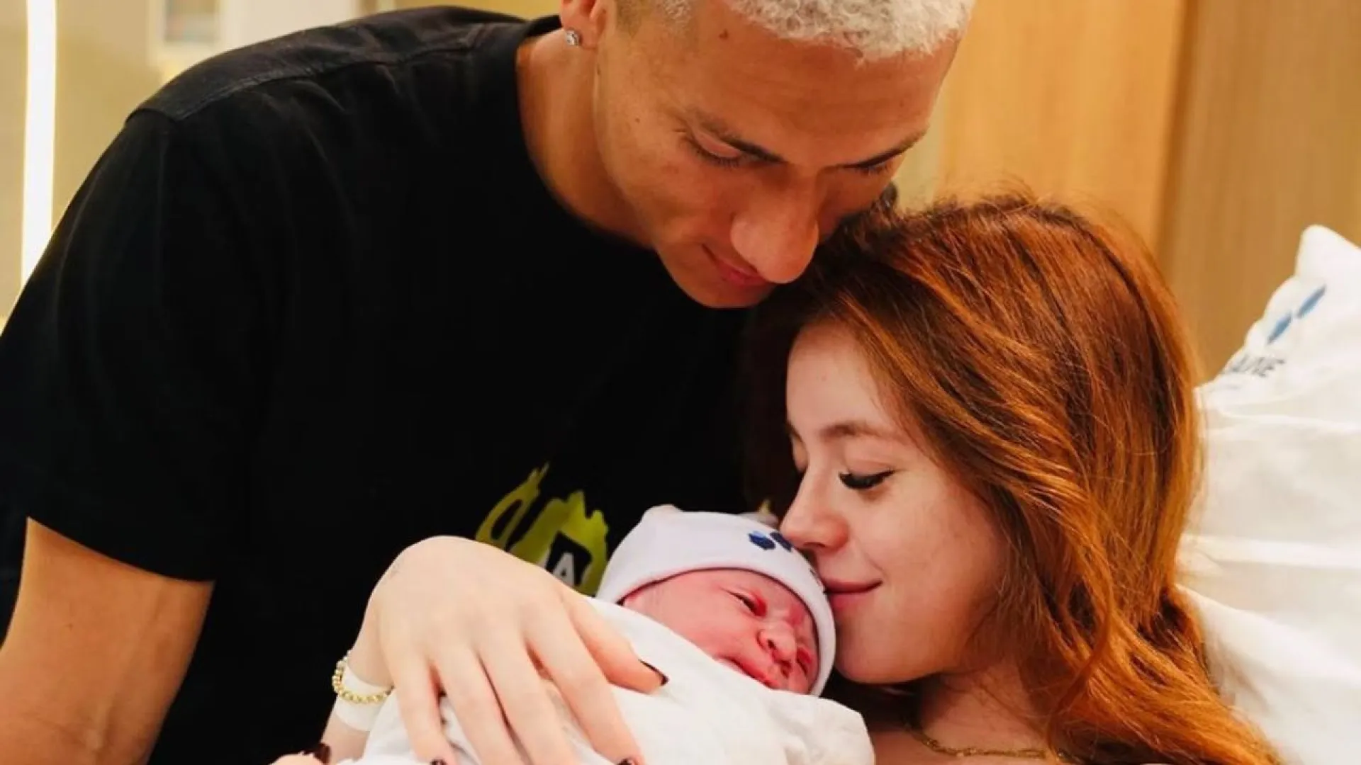 Richarlison e a influenciadora Amanda Araújo comemoram nascimento do filho
