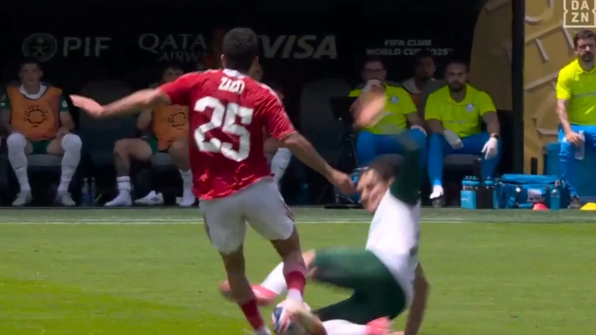 Palmeiras no Mundial: Raphael Veiga quase é expulso após entrada dura