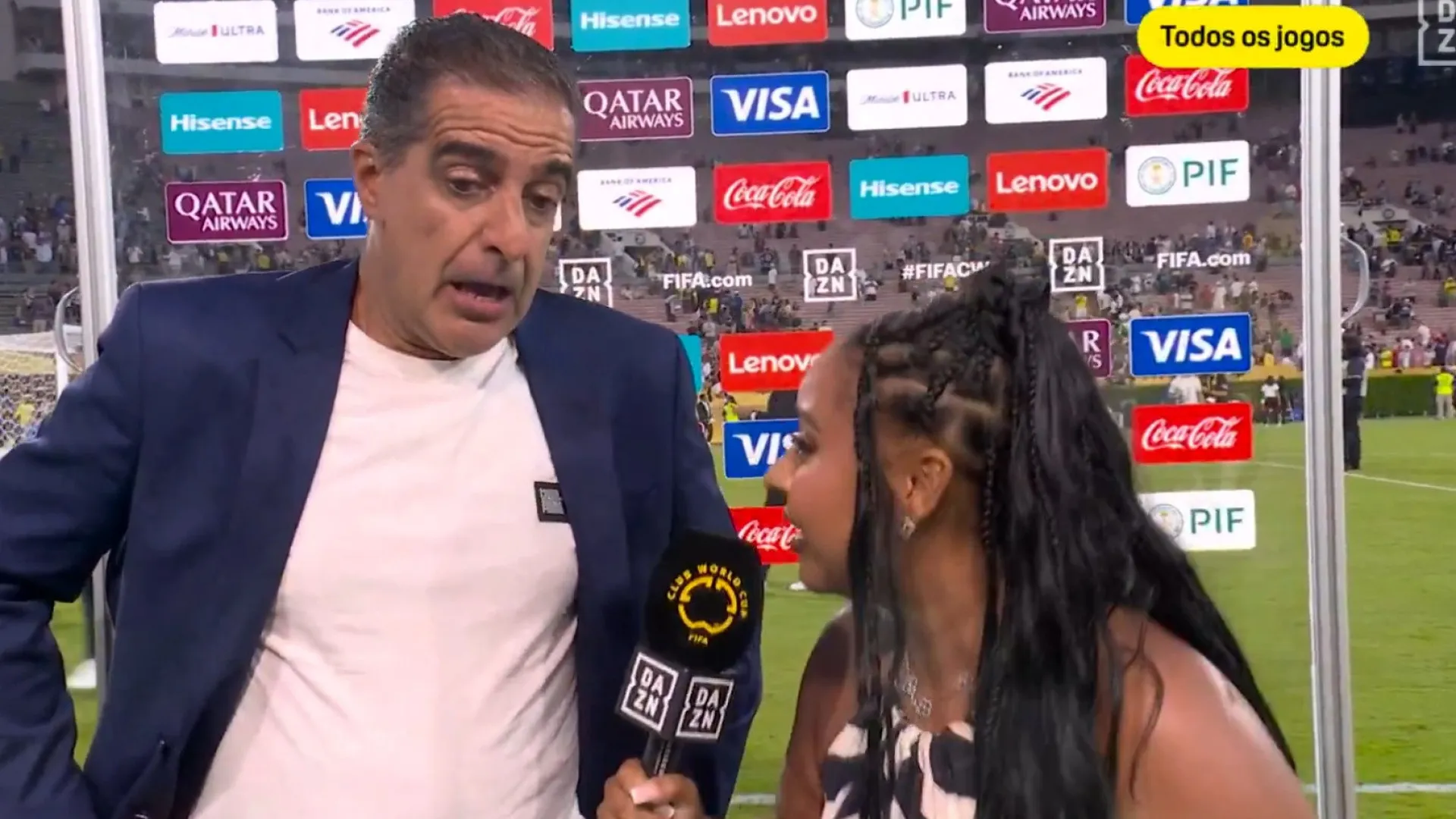 John Textor perde a cabeça e dá um beijo em Renato Paiva: “Preferia…”