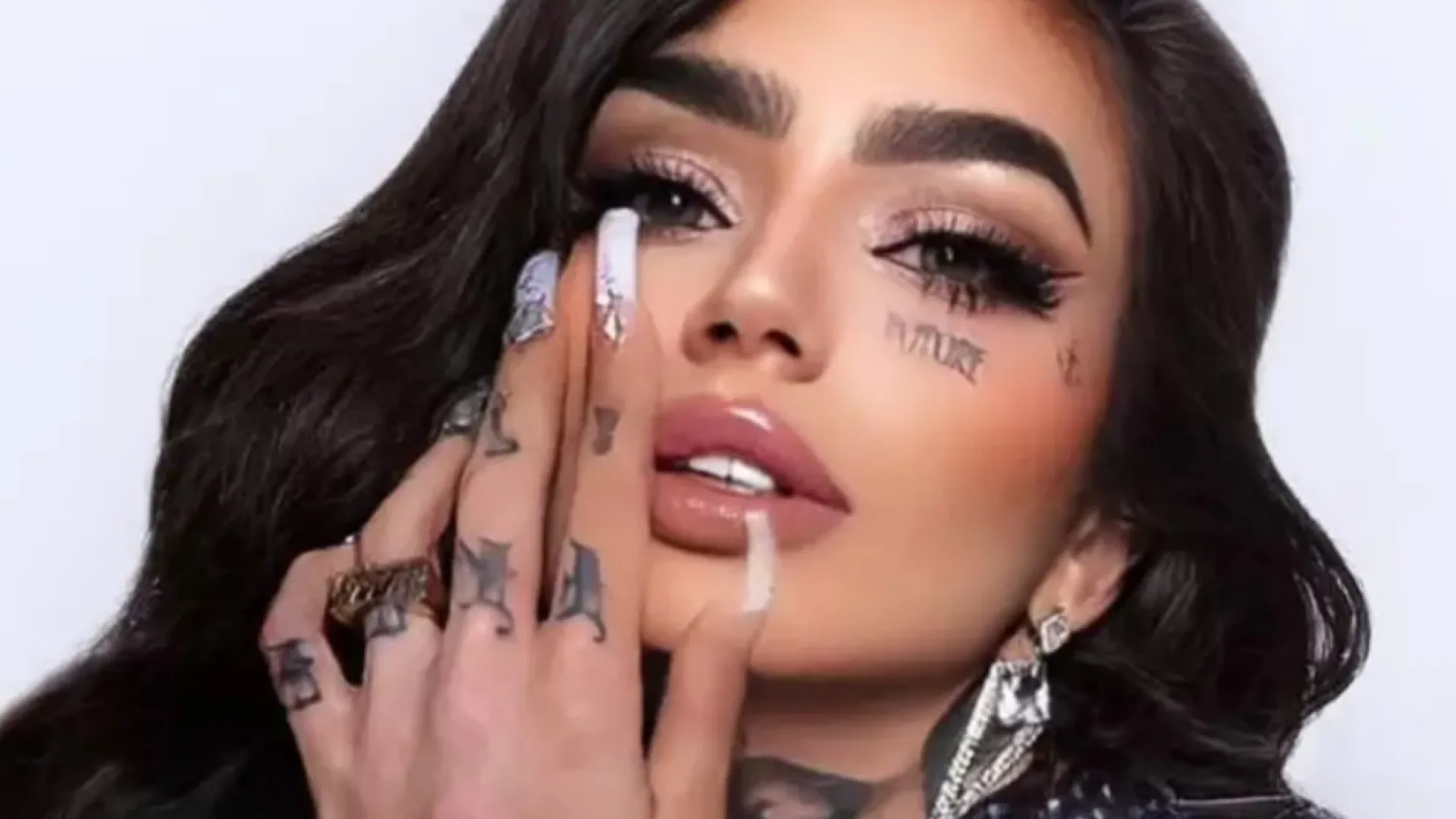 Cantora brasileira morre durante cirurgia plástica em clínica na Turquia