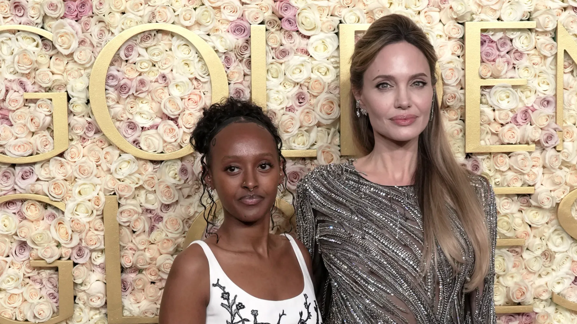 Zahara Jolie-Pitt e namorado Elijah Cooper de mãos dadas na Disney