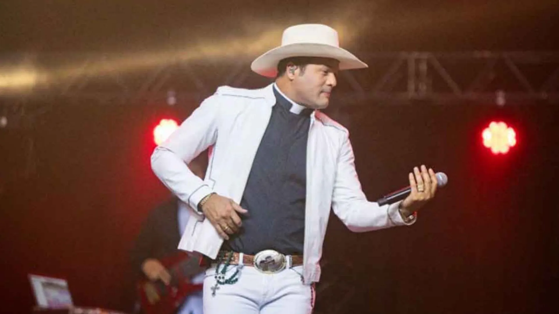 Quem é o ‘padre sertanejo’ que vai faturar quase R$ 1 milhão no São João