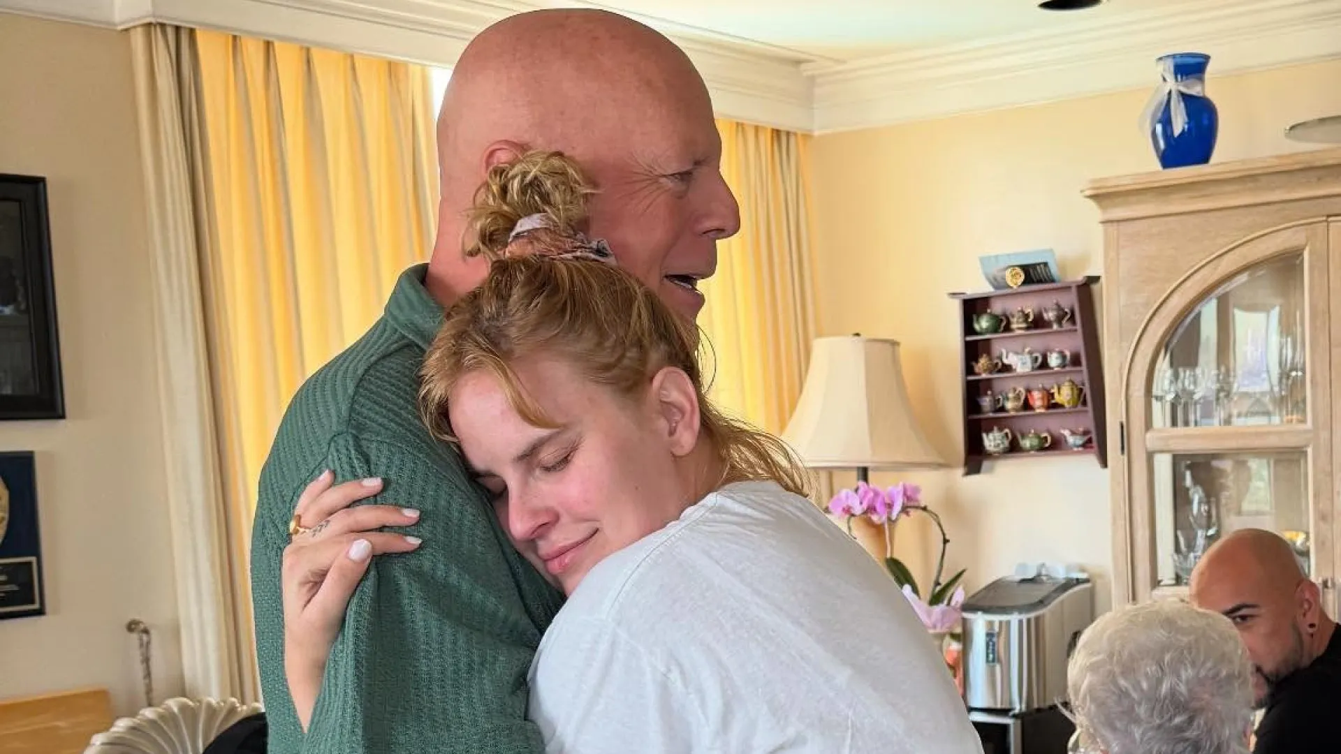 Filha de Bruce Willis é criticada por vídeo com o pai “vulnerável”