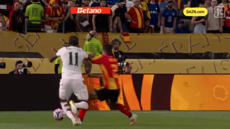VAR dormiu? Este lance passou despercebido em Chelsea x Espérance