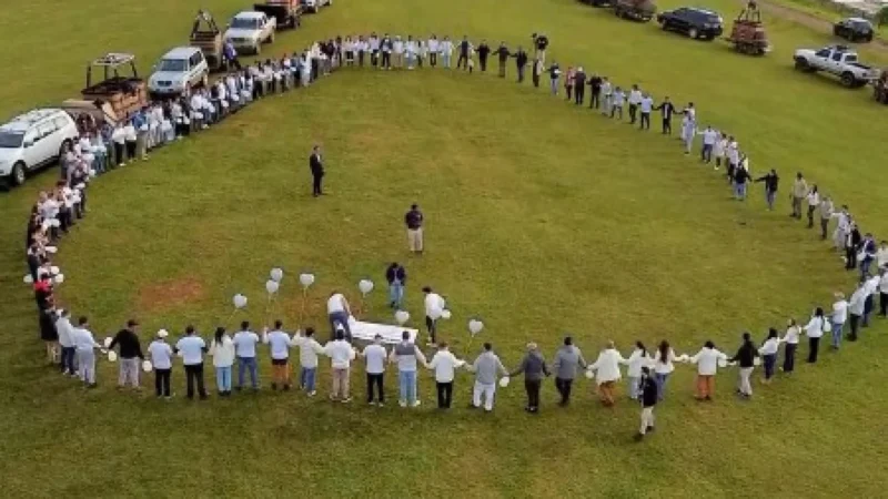 Moradores homenageiam vítimas de queda de balão em Santa Catarina; veja