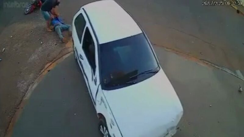 Motociclista é atropelado duas vezes por carro que invadiu preferencial em Pontes e Lacerda (Vídeo)