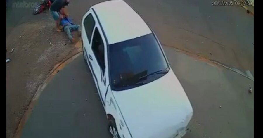 Motociclista é atropelado duas vezes por carro que invadiu preferencial em Pontes e Lacerda (Vídeo)