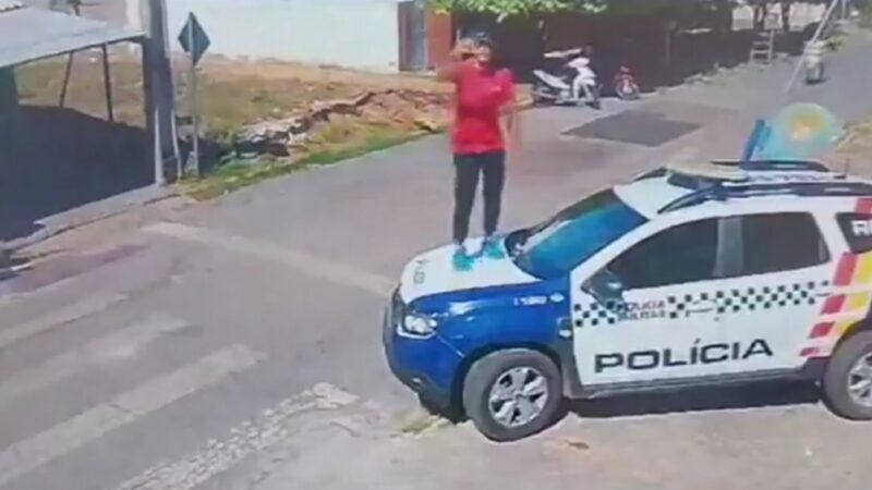 Homem é preso após subir em viatura da PM e fazer apologia ao crime em Barra do Garças (Vídeo)