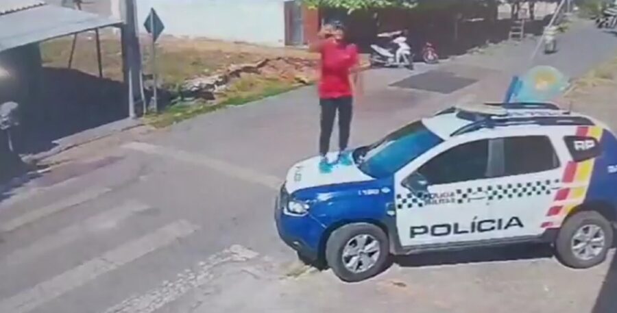 Homem é preso após subir em viatura da PM e fazer apologia ao crime em Barra do Garças (Vídeo)
