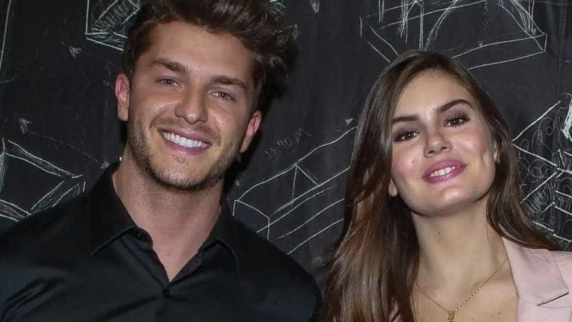 Camila Queiroz e Klebber Toledo anunciam gravidez