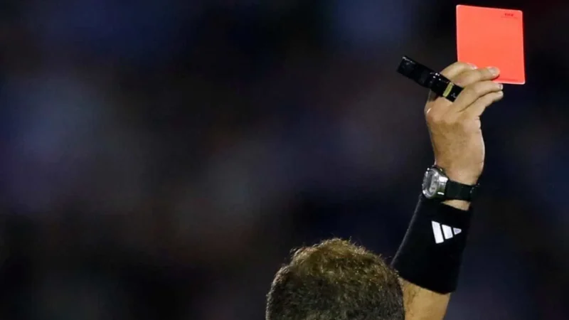 Árbitro explica vermelho a Léo Jardim e cita xingamento de cartola do Vasco