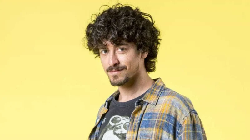 Jesuíta Barbosa volta ao teatro em peça inspirada na obra de Sidarta Ribeiro