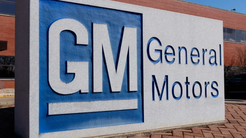 GM lucra mais que o esperado, mas alerta sobre impacto de tarifas; ação tomba 4% no pré-mercado