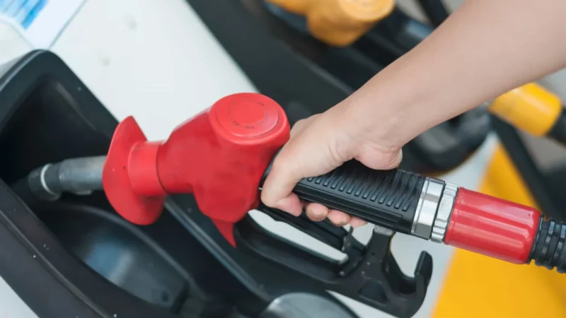 Postos resistem a baixar gasolina um mês após corte nas refinarias da Petrobras