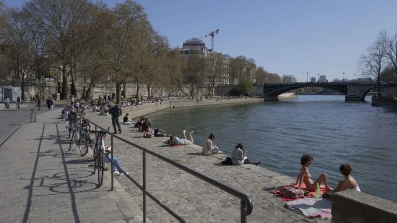 Rio Sena, em Paris, é reaberto para banho da população neste sábado, após mais de um século