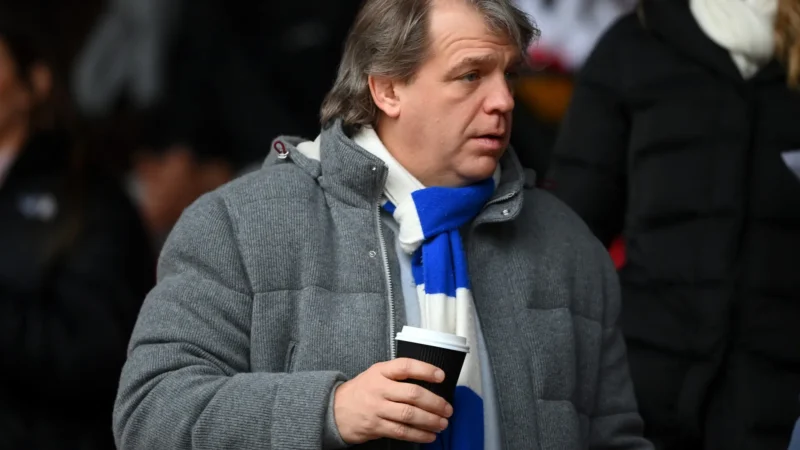 Dono do Chelsea gasta R$ 10 bi, mas ainda sofre com 1ª aventura no futebol