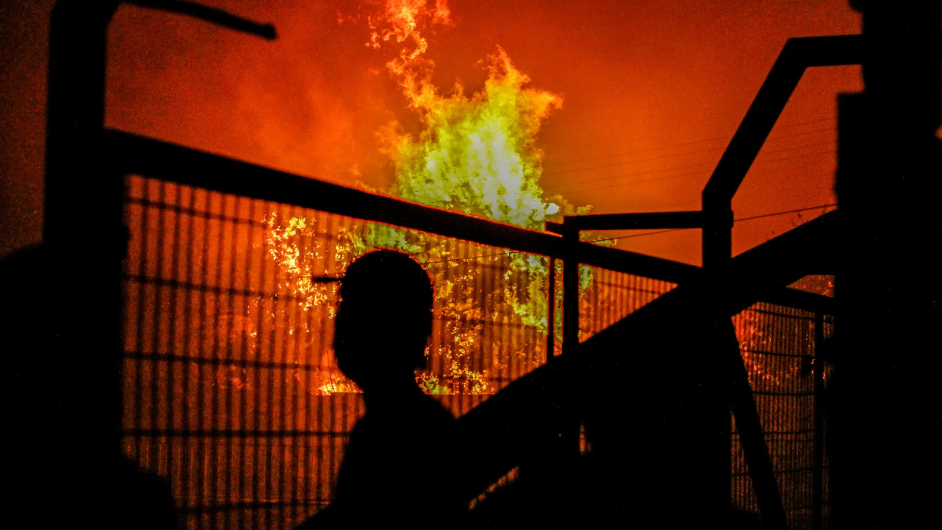 Incêndio atinge galpões comerciais em Barueri, na Grande São Paulo