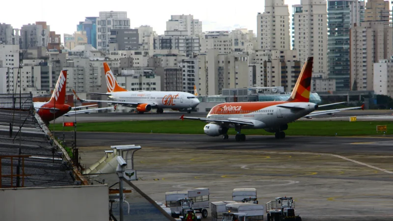 Passageiro cai de escada ao desembarcar de avião no aeroporto de Congonhas