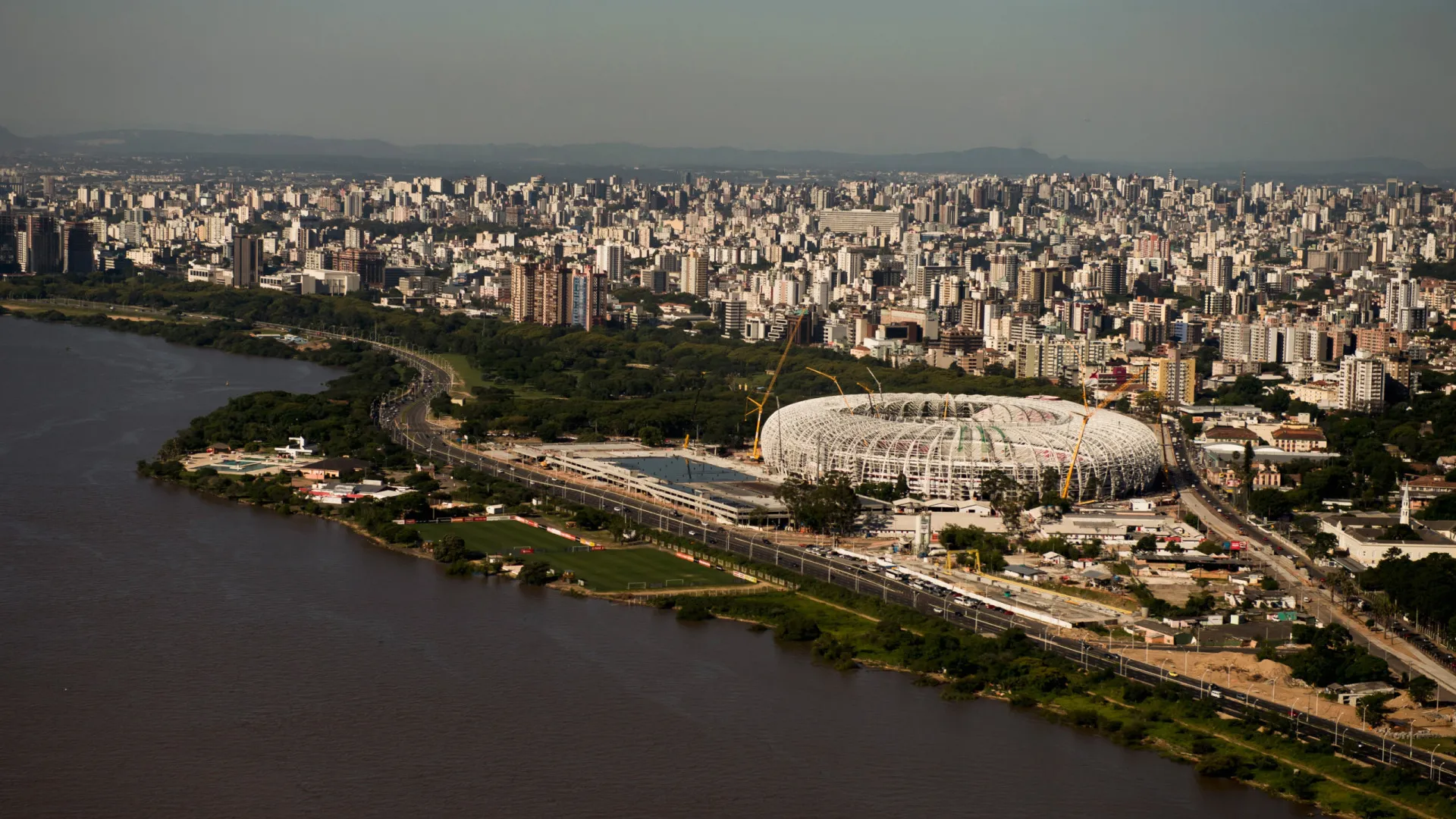 Nível do Guaíba recua, e prefeitura de Porto Alegre reabre comportas