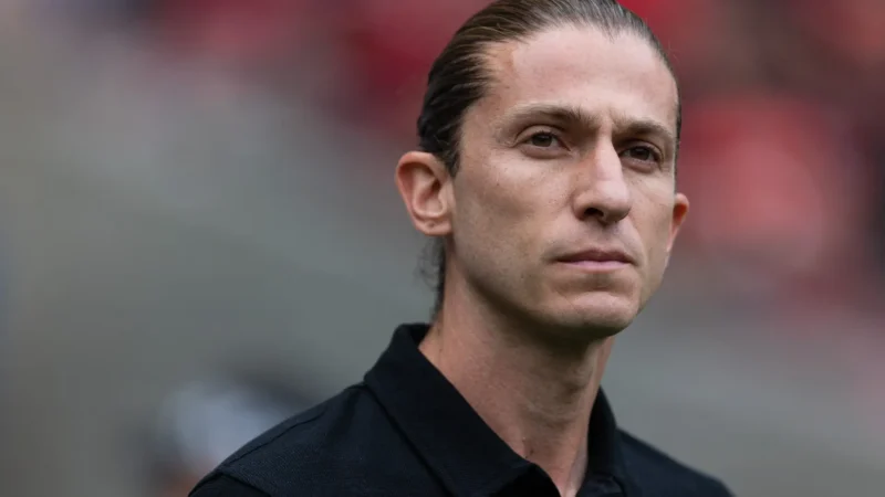 Filipe Luís foi alvo de time alemão, mas preferiu títulos no Flamengo