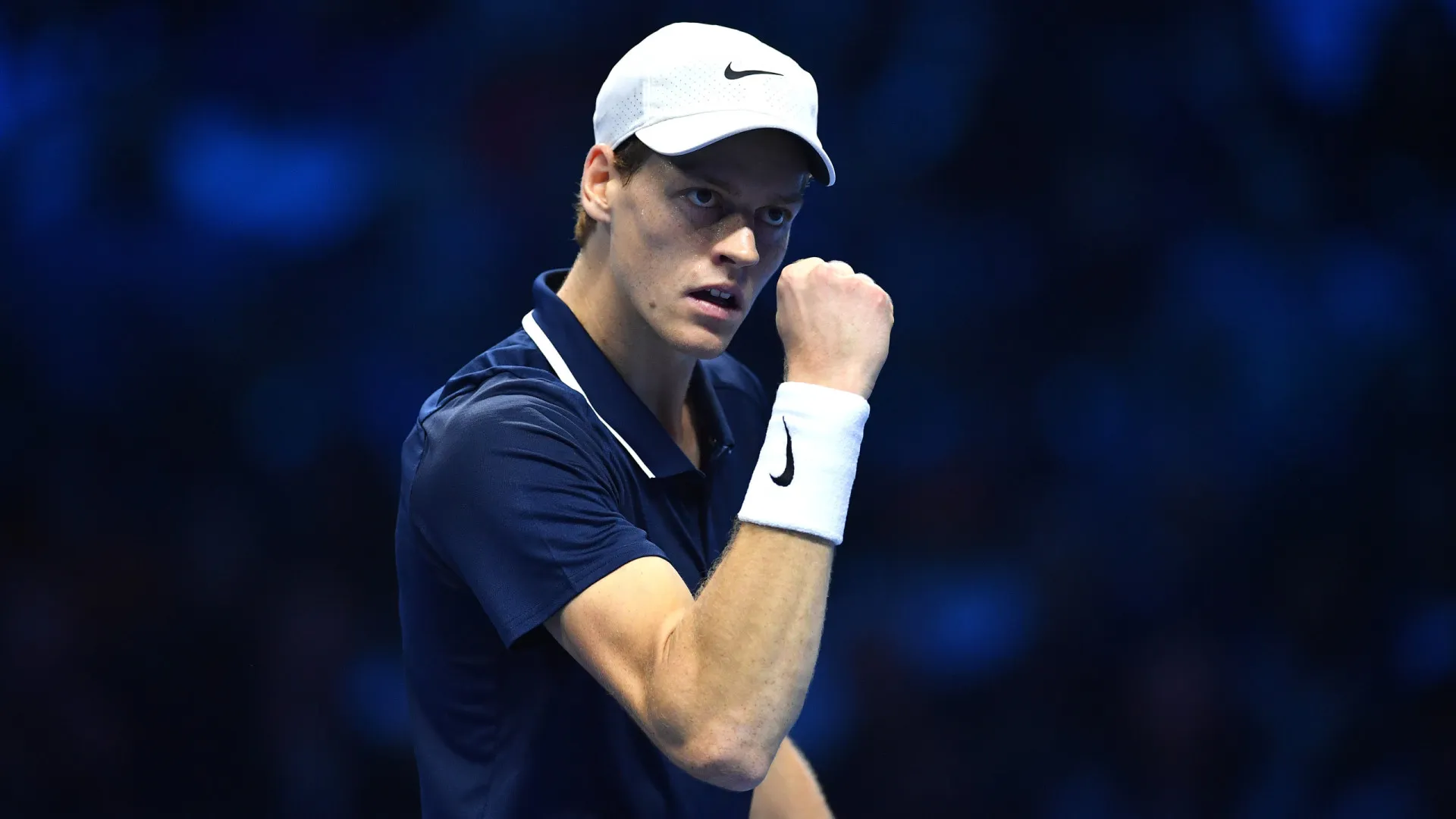 Sinner supera Shelton em sets diretos e volta às semifinais de Wimbledon